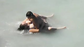 Ловкий пловец трахает пышку в море